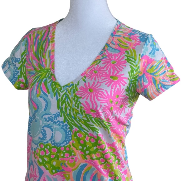 Lilly Pulitzer Michelle V-Neck Lovers Coral Tee Sz S Bold Vibrant Octopus - Picture 4 of 9